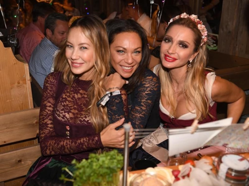 Die Models Alessandra Meyer-Wölden (l-r), Lilly Becker und die Designerin Kinga Mathe im Käferzelt. Foto: Felix Hörhager
