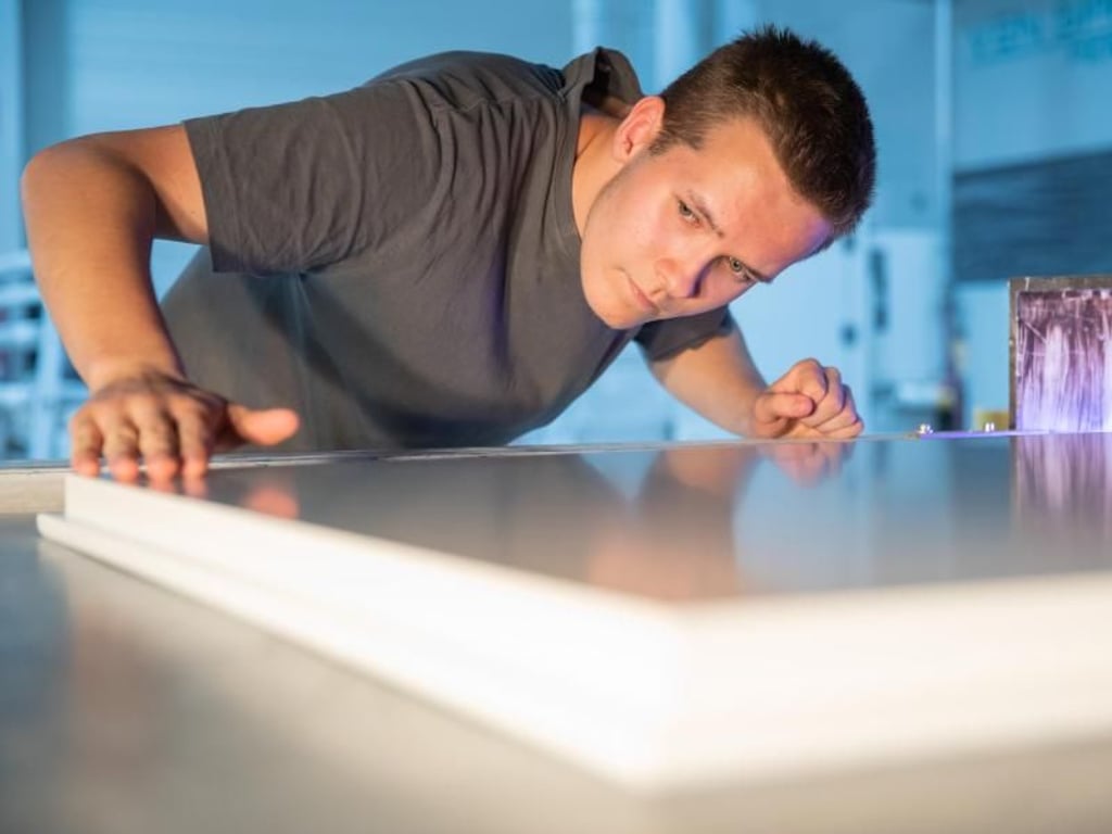 Bevor ein Produkt zum Kunden geht, steht die Qualitätssicherung an: Worauf dabei zu achten ist, lernt Meißner in seiner Ausbildung bei der Firma Köhnlein Türen. Foto: Daniel Karmann/dpa-tmn