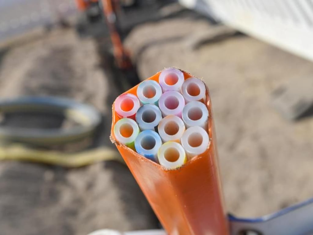 Viele örtliche Versorger starten Ausbauaktionen für Internet-Anschlüsse per Glasfaser. Dafür werden neue Leitungen verlegt. Foto: Patrick Pleul