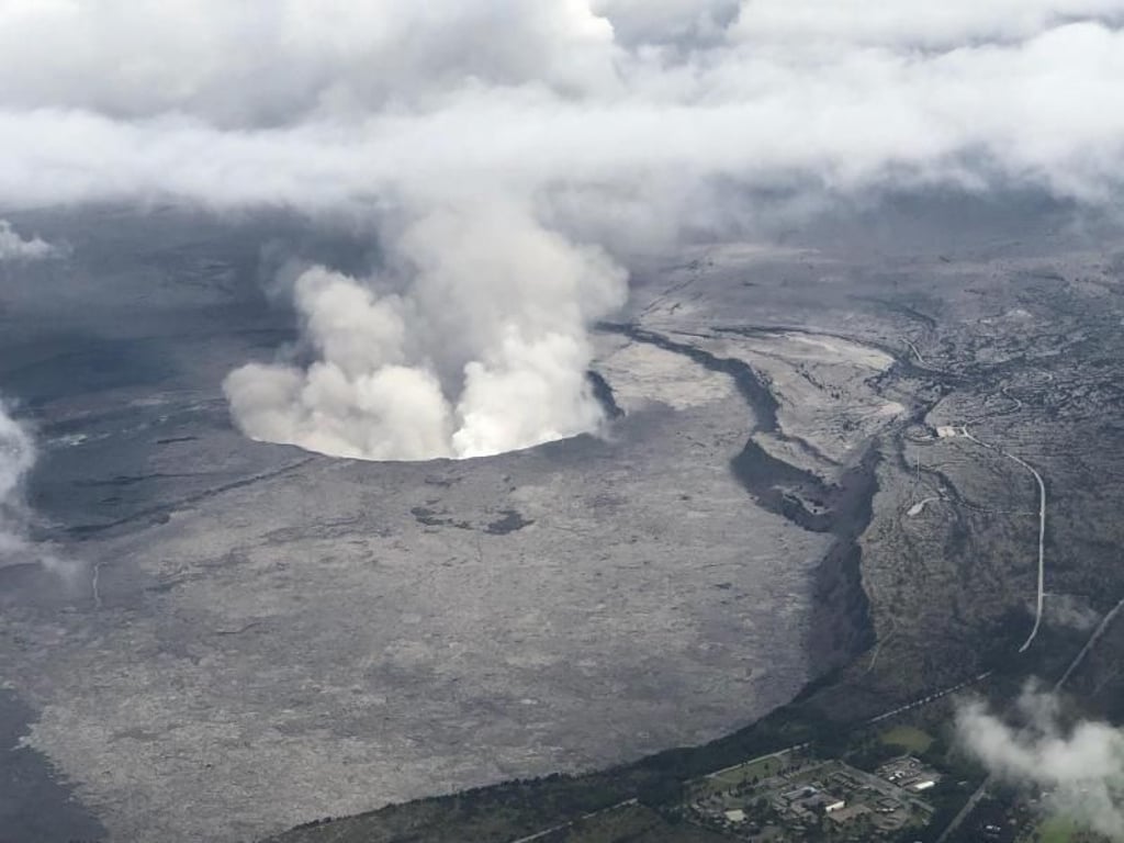 Eine Aschewolke über dem Vulkan Kilauea auf Hawaii. Foto: Civil Air Patrol/USGS