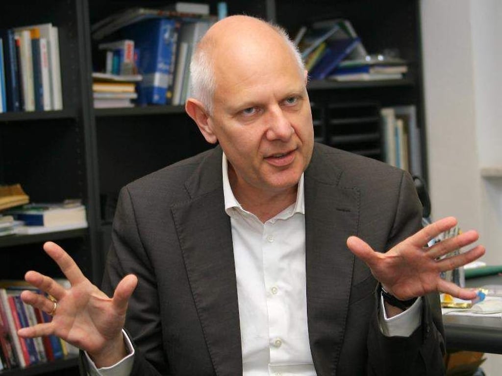 Immer online, immer ansprechbar, immer in Dauerkommunikation - das wird vielen Menschen nach Ansicht von Trendforscher Matthias Horx zu viel. Foto: Roland Holschneider