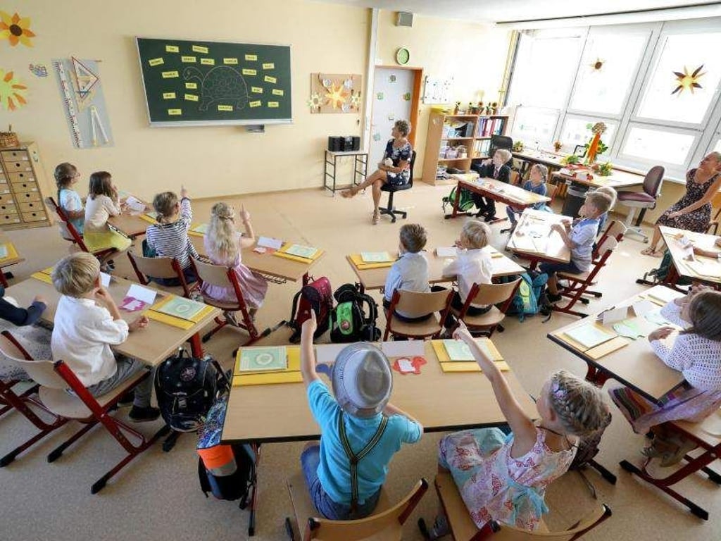 Eine ganze Schulstunde lang still zu sitzen, ist für viele Kinder eine Herausforderung. Eine Studie hat jetzt zudem ergeben: Bewegung im Unterricht kann die Leistung steigern. Foto: Bernd Wüstneck