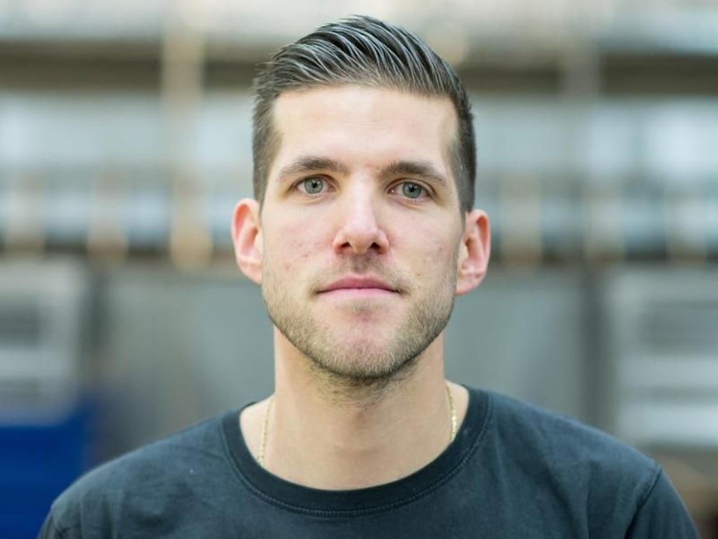 Rechte Hand des Bühnenbildners: Mark-Olliver Hoppe ist gelernter Tischler und arbeitet schon seit zehn Jahren am Theater. Foto: Sebastian Gollnow