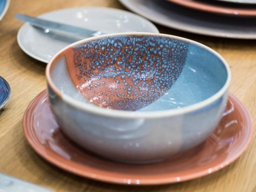 Bei der neuen Geschirr-Serie Homestyle von Kahla ist die Glasur nie ganz einheitlich. Das passt zum derzeit angesagten Wabi-Sabi-Stil. Foto: Franziska Gabbert