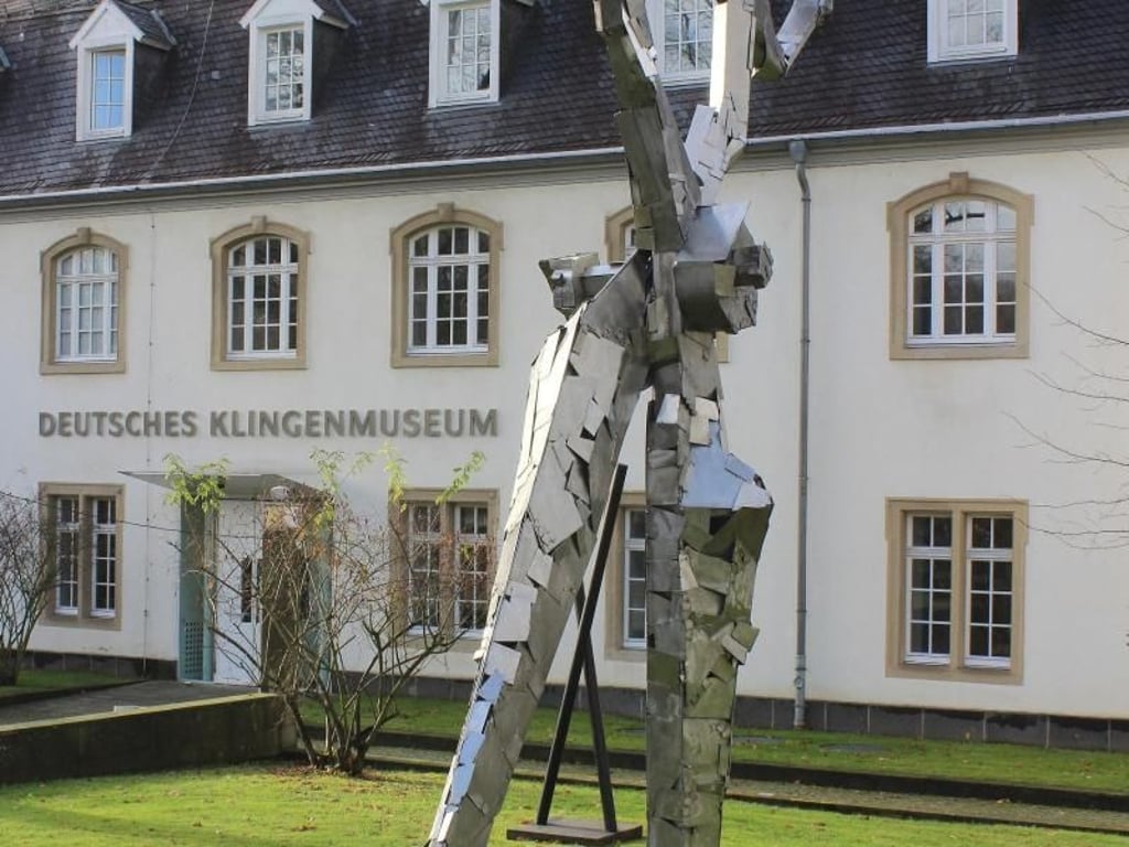 Schon außen zeigt sich überdimensional groß, was das Deutsche Klingenmuseum in Solingen beherbergt. Foto: Bernd F. Meier