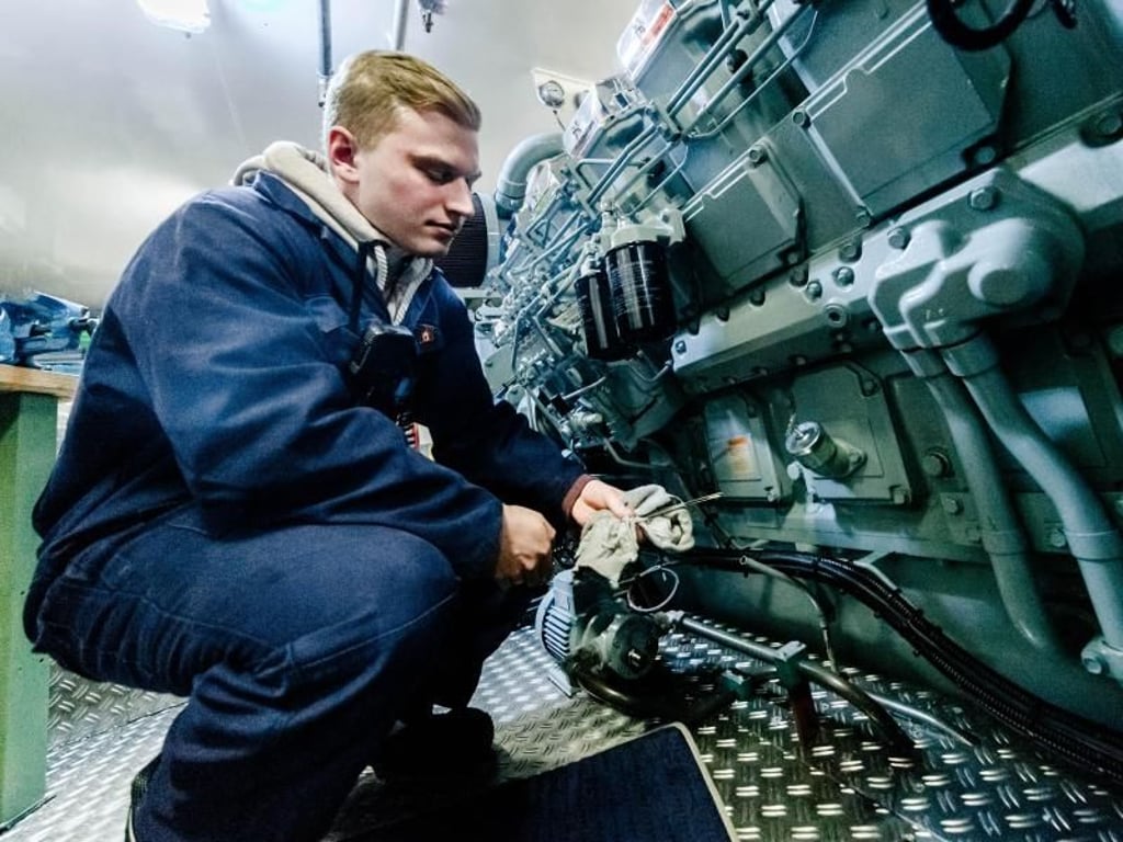 Angehende Binnenschiffer müssen auch Mechaniker sein: Hier prüft Azubi Julian Schnieders gerade den Ölstand des Schiffsdiesels. Foto: Markus Scholz