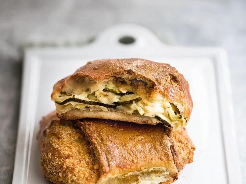 In den Zucchini-Strudel kommt eine cremige Mischung aus Ziegenfrischkäse, Quark, Eiern und Gewürzen. Foto: h.f.ullmann/Delphine Constantini