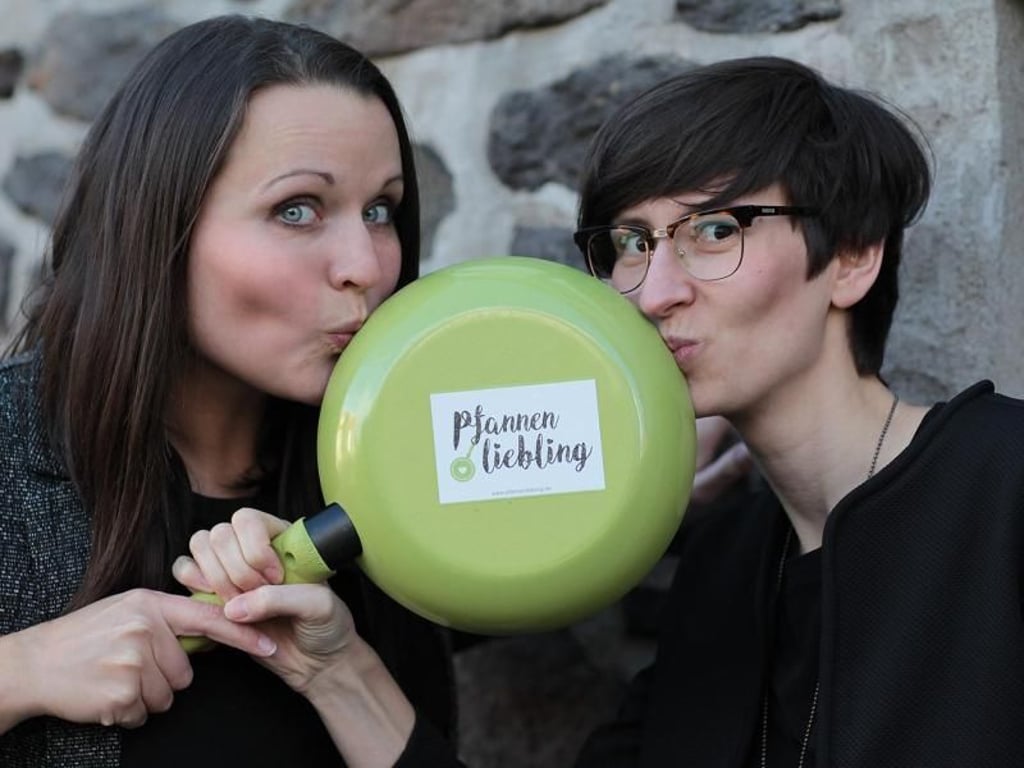 Alwina Neumann (links) und Patricia Pfeiffer schreiben zusammen den Foodblog «Pfannenlieblinge». Foto: Patricia Pfeiffer&Alwina Neumann/Pfannenliebling/dpa-tmn