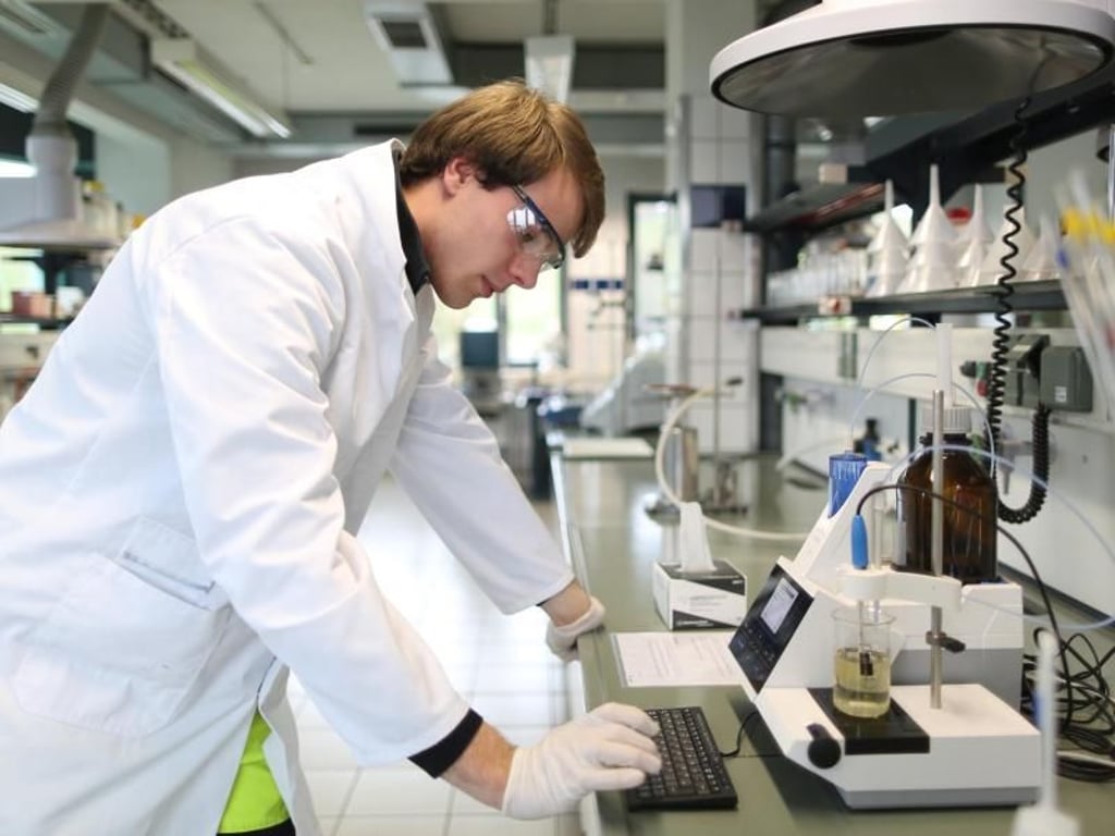 Um die Säurekapazitätsbestimmung im Labor machen zu können, braucht Lehrling Jan Lacher auch Kenntnisse in Chemie. Foto: Ina Fassbender