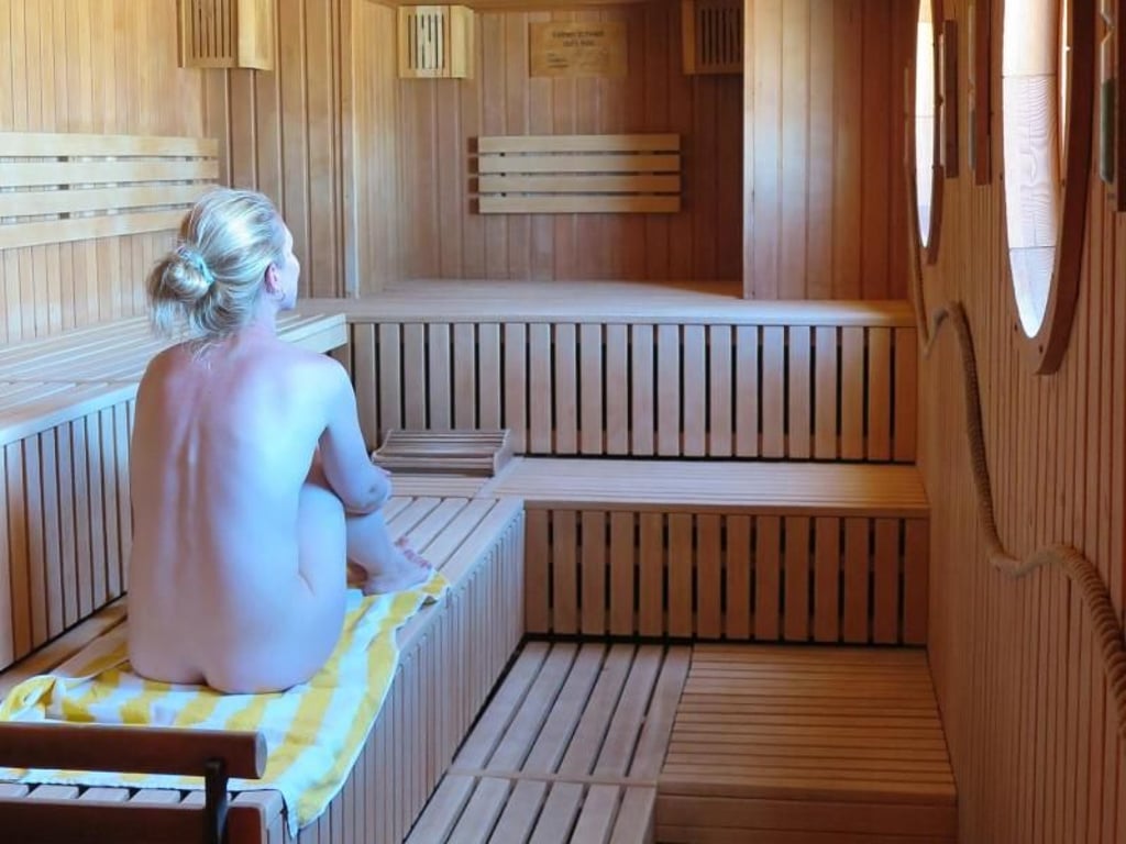 Schwitzen am Strand: Das geht in der geräumigen Sauna direkt am Meer auf Borkum. Foto: Larissa Loges/dpa-tmn