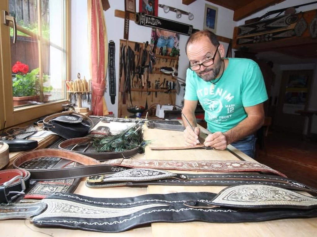 Federkielsticker ist ein Beruf mit Tradition - die Schmuckstücke aus der Werkstatt von Georg Leitner gehen deshalb schon mal für bis zu 3000 Euro weg. Foto: Bernd F. Meier