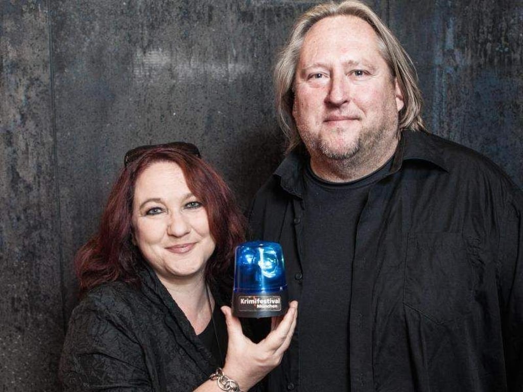 Sabine Thomas (mit Blaulicht) und Andreas Hoh organisieren das Münchner Krimifestival. Foto: Pavel Broz/Krimifestival München