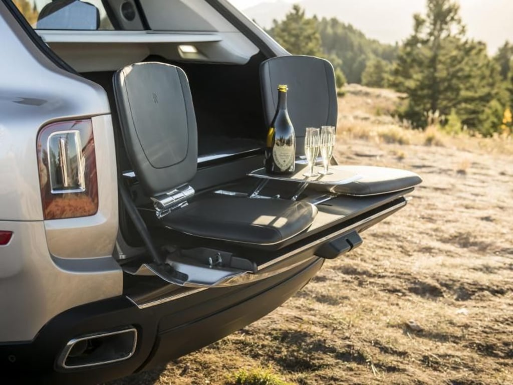 Luxuriöse Laderampe: Beim Rolls Royce Cullinan lockt ledernes Gestühl gegen Aufpreis auf den nach unten klappbaren Teil der Heckklappe.
Foto: James Lipman