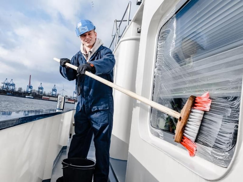 Breites Aufgabenspektrum: Als angehende Binnenschiffer sind Azubis wie Julian Schnieders auch dafür zuständig, das Schiff sauber und in Schuss zu halten. Foto: Markus Scholz