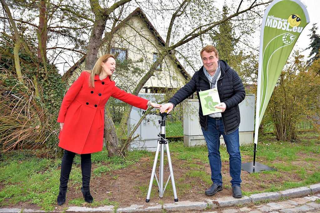 Sandra Yvonne Stieger und Andreas Riedel beim symbolischen Glasfaser-Knopfdruck.