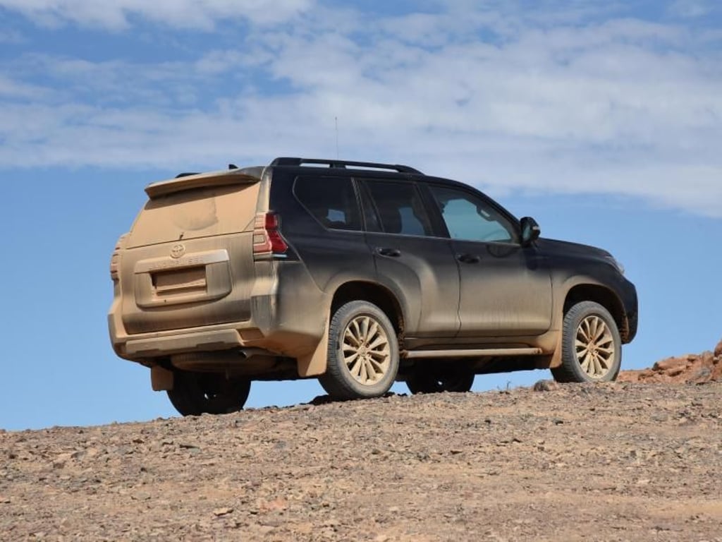 Über Stock und Stein und quer durch die Wüste: Rustikale Geländewagen wie der Toyota Land Cruiser sind auf Offroad-Einsätze optimiert, wollen aber auch immer mehr Komfort abseits der Buckelpisten bieten. Foto: Fabian Hoberg