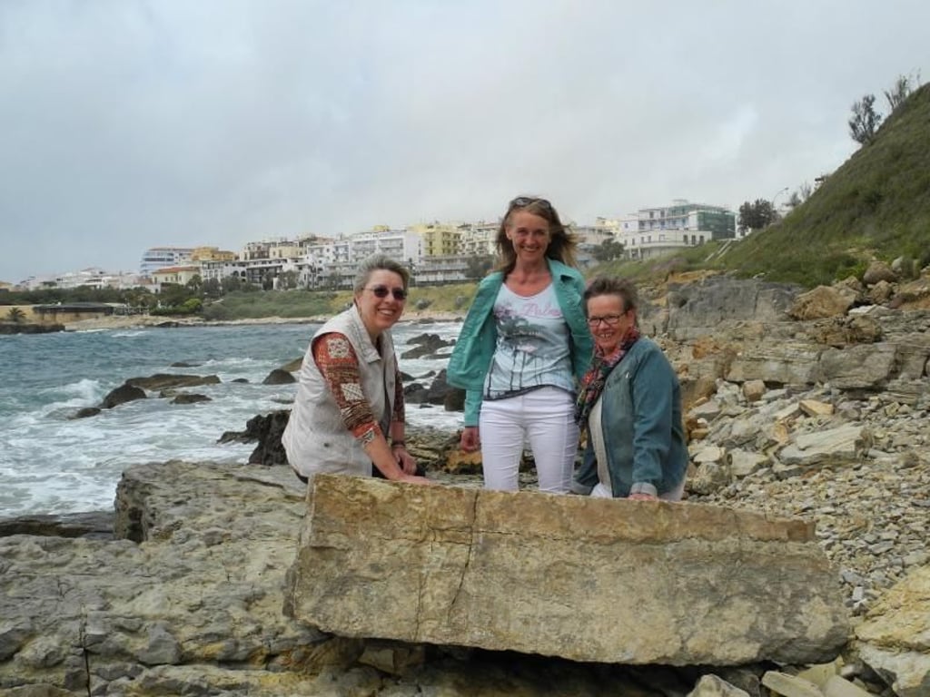 Zusammen auf einer ungewöhnlichen Reise (l-r): Helga, Trauerbegleiterin Regina und Marita. Foto: Kristin Kruthaup
