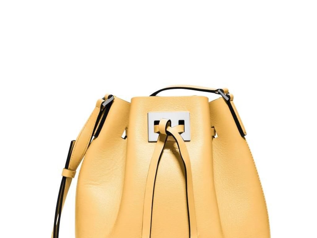 Sogenannte Bucket Bags wie hier von Michael Kors Collection sind im Frühjahr in Mode (650 Euro). Foto: Michael Kors Collection