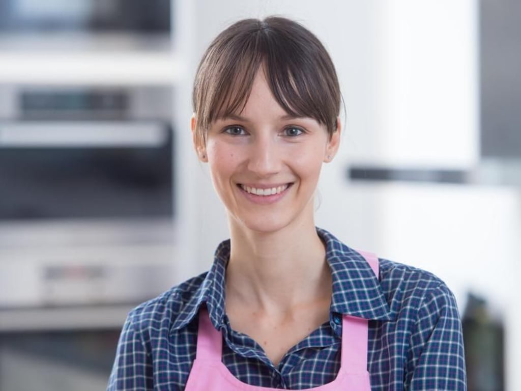 Mit Herzblut und Durchhaltevermögen hat Kathrin Runge ihren Back-Blog aufgebaut. Am Anfang hat sie auf backenmachtgluecklich.de fast nur für Freunde und Familie geschrieben. Foto: Tobias Hase