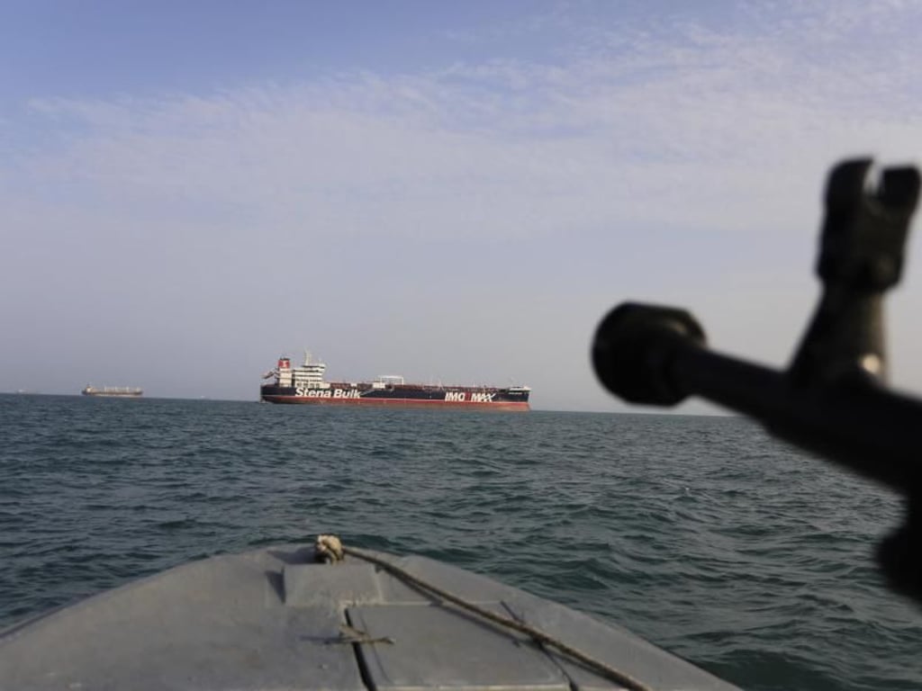 Ein Schnellboot der iranischen Revolutionsgarden steuert auf den unter britischer Flagge fahrenden Öltanker «Stena Impero» zu. Foto: Morteza Akhoondi/Tasnim News Agency/AP