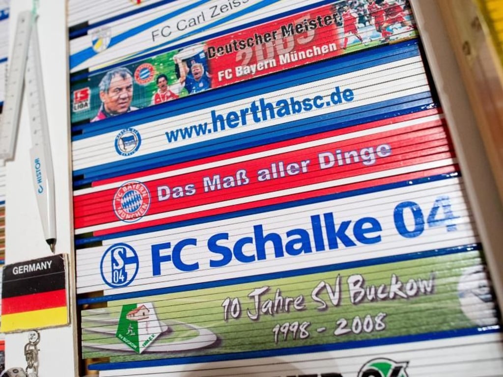 Alle erdenklichen Themen und Motive zieren die Zollstöcke, unter anderem auch Logos von Fußballvereinen. Foto: Julian Stratenschulte