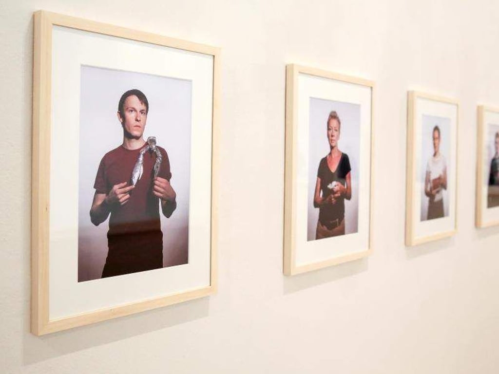 Porträts aus der Serie «Mit Jule» hängen in der Kunststiftung Sachsen-Anhalt. Foto: Jan Woitas