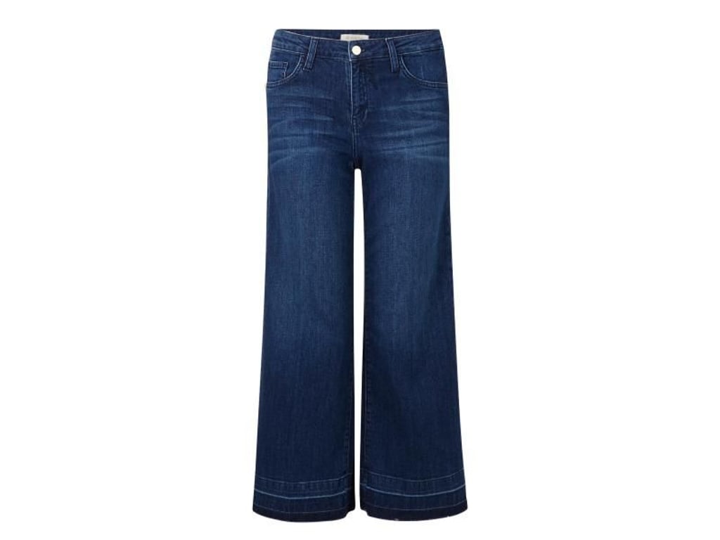 Jeanshosen gibt es derzeit in vielen Schnittformen - auch extreme Varianten, wie das Modell von Rich&Royal im Bootcut-Stil (ca. 120 Euro). Foto: Rich&Royal