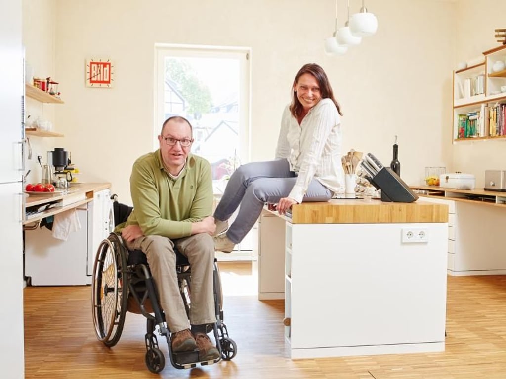 Katja und Manfred John fühlen sich in ihrem neuen Eigenheim sehr wohl. Foto: KfW/Claus Morgenstern