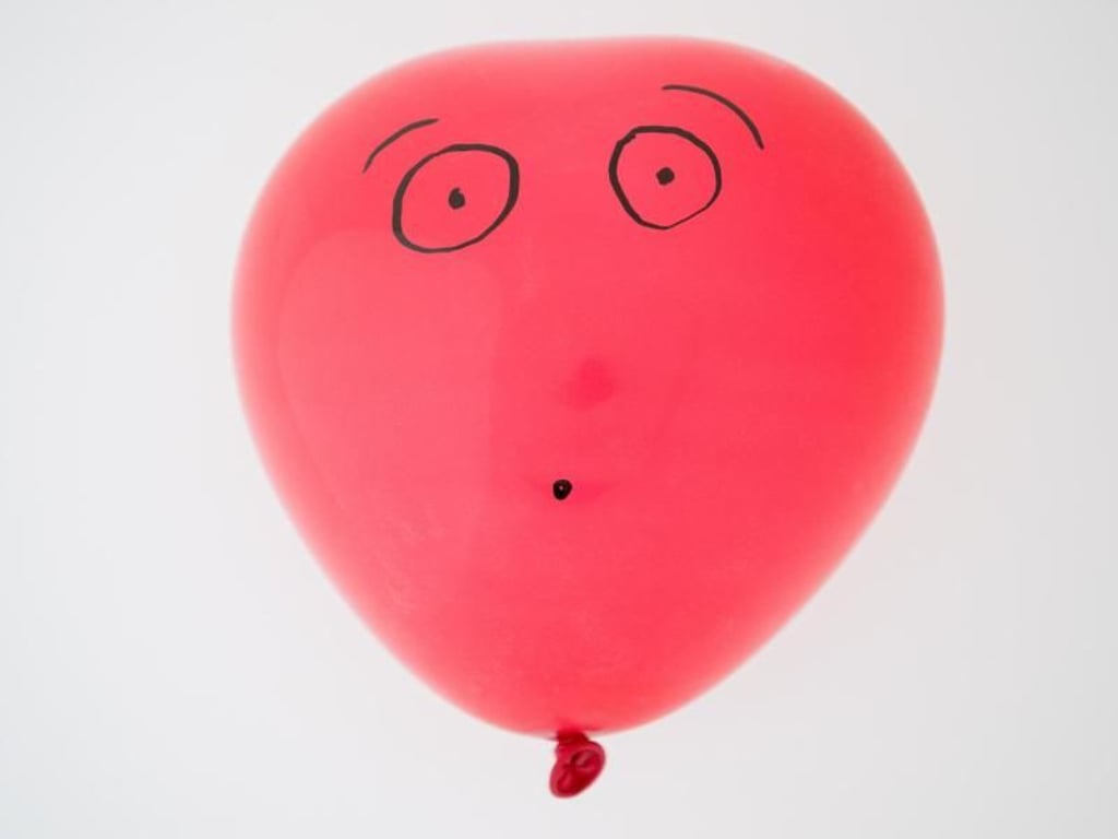 Manchmal ist der eigene Bauch aufgebläht wie dieser Luftballon. Das kann so weit gehen, dass die Luft aufs Zwerchfell drückt und Herzbeschwerden auslöst. Foto: Karolin Krämer/dpa-tmn