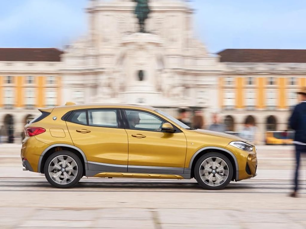 Der BMW X2 wird als SUV-Coupé bezeichnet. Mit nur 4,36 Meter Länge wird der Fünfsitzer aber nicht so ganz zum Coupé. Dafür hat er eine coole Kehrseite mit markanten Sicken und Schwellern sowie hervorstechenden Rückleuchten. Foto: Fabian Kircbauer/BMW