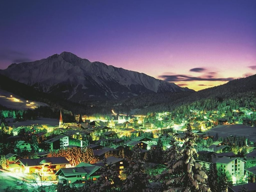 Seefeld bei Nacht - der Wintersportort hat sich auf Langlaufen spezialisiert, die Schule dort ist die größte in Österreich. Foto: Österreich Werbung/Maullaun