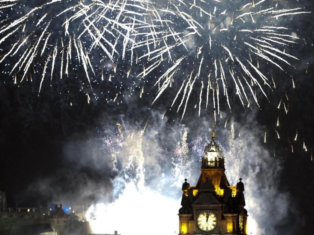 Feuerwerk muss sein - natürlich auch in Edinburgh. Die Schotten schicken schon vor Mitternacht zu jeder vollen Stunde Raketen in die Luft, um dann zum großen Finale anzusetzen. Foto: VisitScotland/Chris Watt