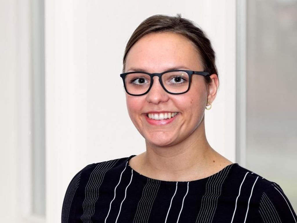Natascha Schmitt ist Projektkoordinatorin bei Eurodesk Deutschland, einem europäischen Informationsnetzwerk für Auslandsaufenthalte von Jugendlichen. Foto: Oliver Volke/IJAB e.V.