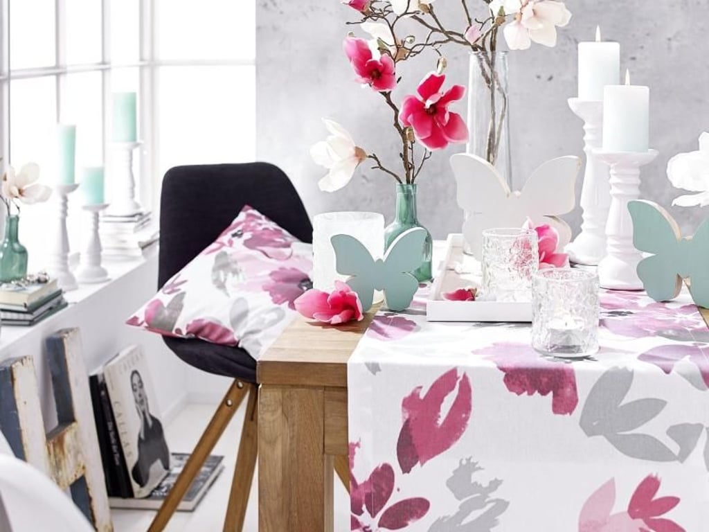 Magnolien gehören zu den ersten prächtig blühenden Pflanzen im Garten im Frühling - ein tolles Symbol für eine jahreszeittypische Wohndekoration. Auch Depot setzt das in dieser Saison um. Foto: Depot