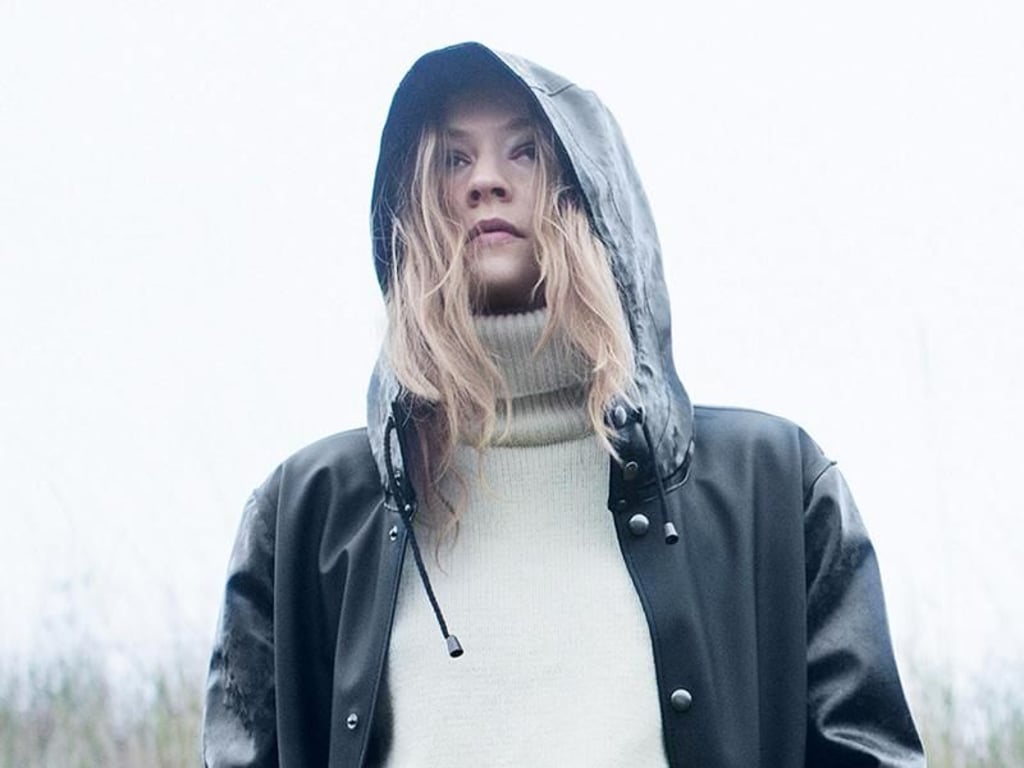 Puristisch wirken manche Regenjacken - so wie dieses Exemplar von Stutterheim Raincoats (ca. 275 Euro). Foto: Stutterheim Raincoats/Jesper Brandt