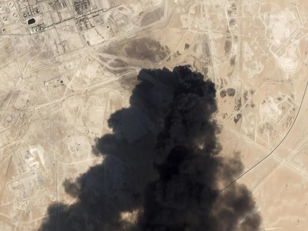 Das Planet-Labs-Satellitenbild zeigt schwarzen Rauch, der aus der Raffinerie aufsteigt. Foto: Planet Labs Inc/AP