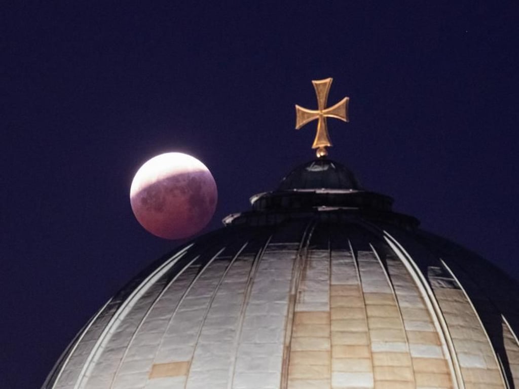 Als roter, sogenannter «Blutmond» steht der Vollmond über der Kuppel der Kirche St. Elisabeth in Nürnberg. Foto: Daniel Karmann