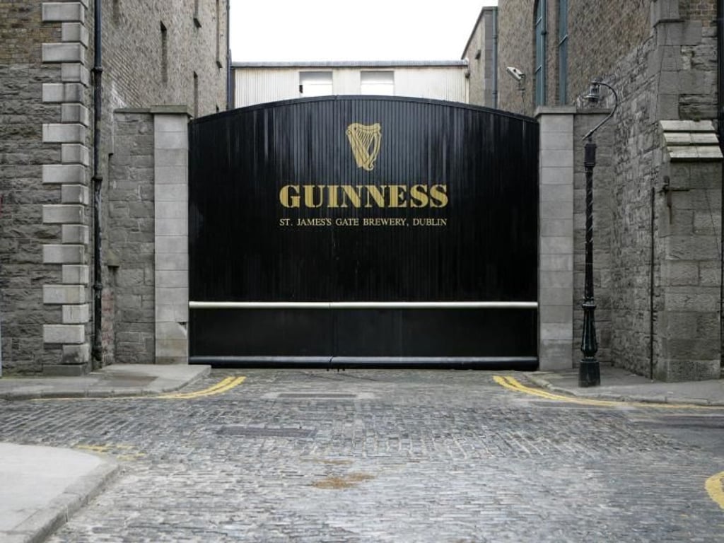Im Stadtteil Liberties kommt man an Guinness nicht vorbei. Jedes Jahr finden 1,2 Millionen Besucher den Weg ins Guinness Storehouse. Foto: Guinness Storehouse