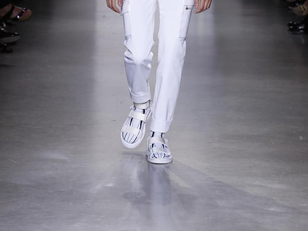 All white geht auch im Sommer 2016 noch - bei Calvin Klein neuerdings mit Sandale, einem weiteren Trend (Sandalen 455 Euro, Socken 600 Euro). Foto: Calvin Klein