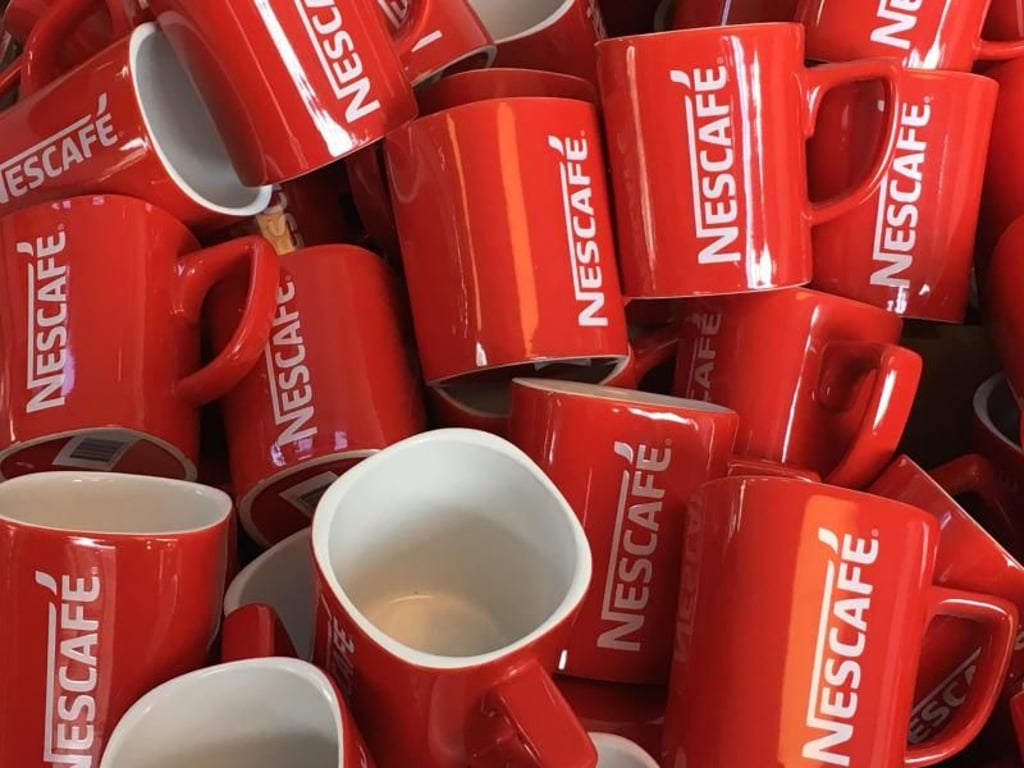 Ebenso bekannt wie der Instant-Kaffee sind auch die dazugehörigen Tassen. Sie sind ebenfalls im Nestlé-Museum zu sehen. Foto: Christiane Oelrich