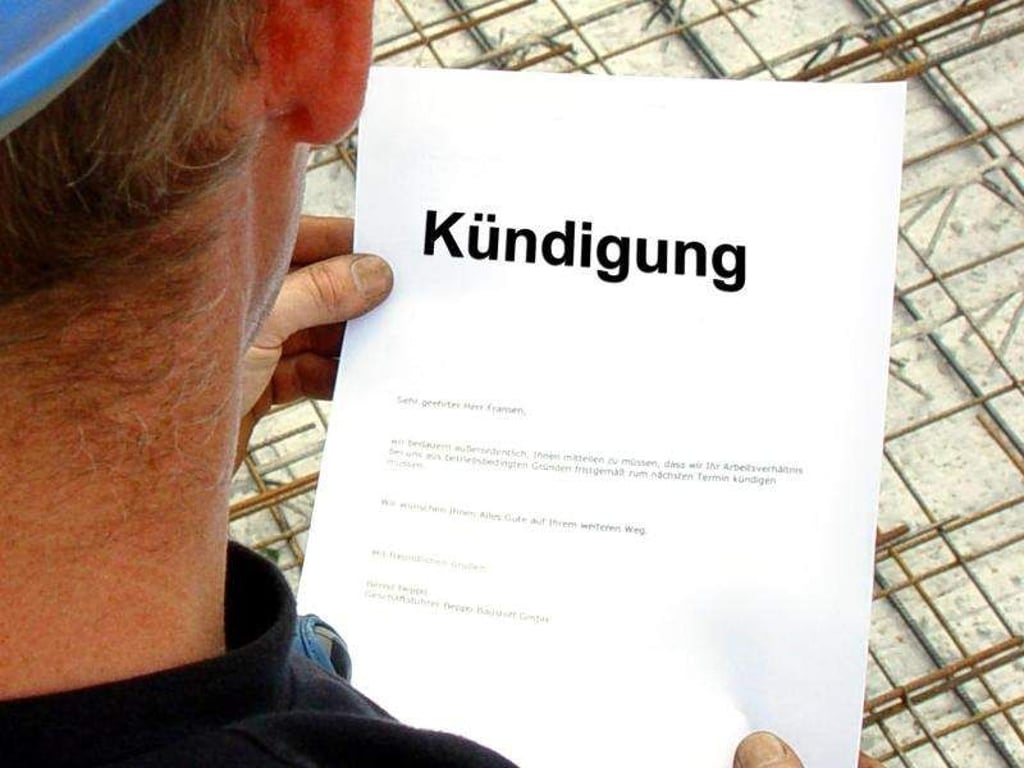 Stellt eine Firma den Betrieb ein, muss sie dies publik machen, bevor sie die Mitarbeiter entlässt. Foto: Jens Schierenbeck/dpa