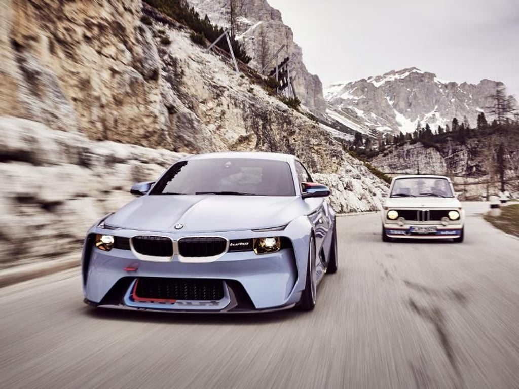 Sportliche Ehrung: Die BMW-Designer sehen im «Hommage Car» ein Denkmal an die 02-Baureihe - auch an die Sportler wie den 2002 turbo von 1973 (r). Foto: BMW