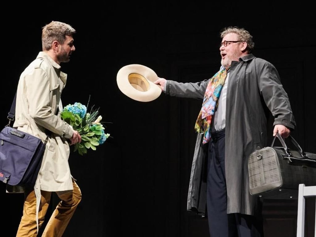 Die Schauspieler Jochen Schropp und Walter Plathe (l-r) auf der Bühne im Schiller Theater. Foto: Annette Riedl