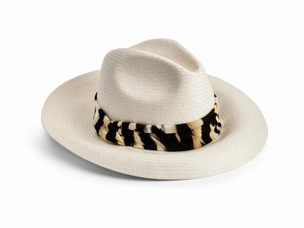 Hüte in Panama-Optik halten auch in den Städten Einzug, dieses Exemplar mit Band in Animal-Optik gib es bei Marc Cain (ca. 90 Euro). Foto: Marc Cain