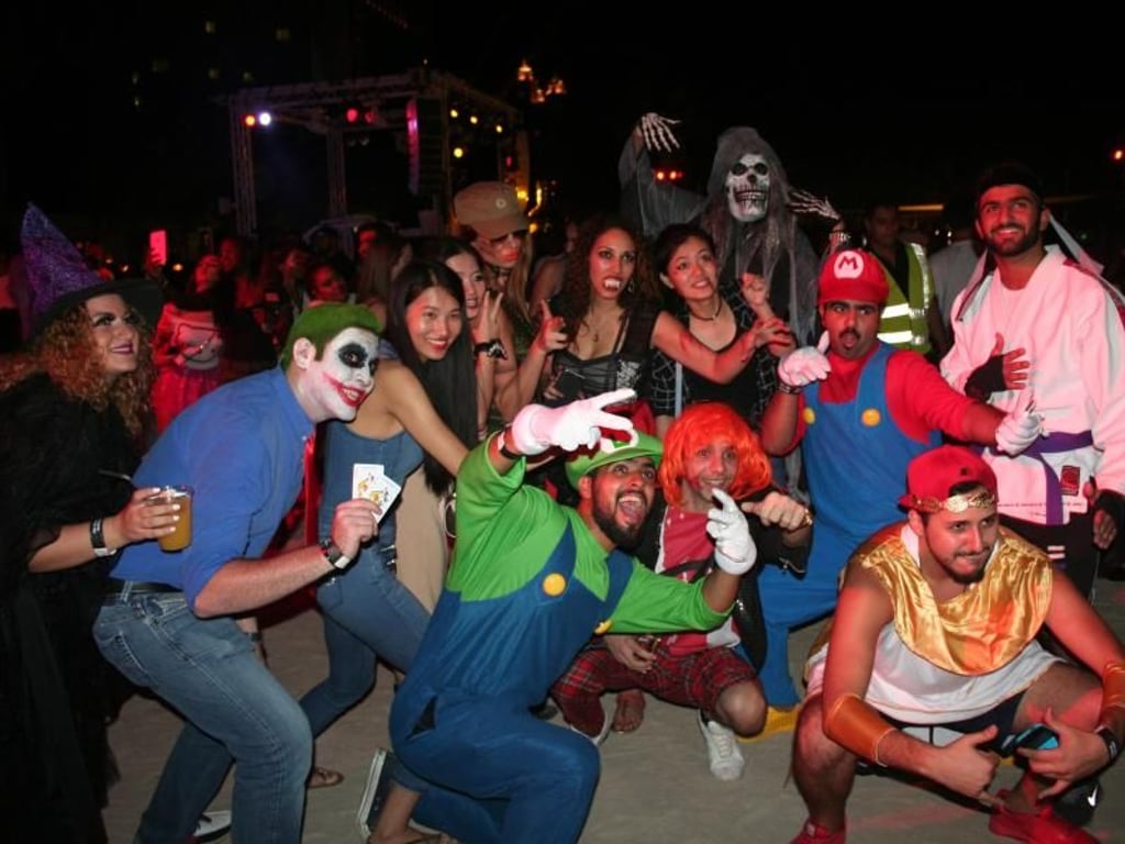 Ein Gruseltraum aus 1001 Nacht: Vor der Kulisse des «Atlantis»-Hotels wird mit internationalem Publikum Halloween gefeiert. Foto: Larissa Loges
