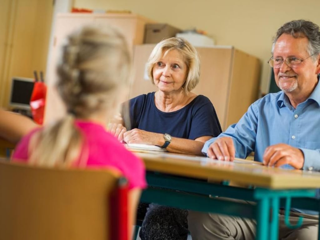 Streit schlichten und Sorgen nehmen: Ernst Kucharczyk berät im Rahmen des Projektes Senior Partner in School mit seiner Mediatoren-Kollegin Rita Heidenreich zwei Schülerinnen an der August-Jaspert-Schule in Frankfurt am Main. Foto: Frank Rumpenhorst