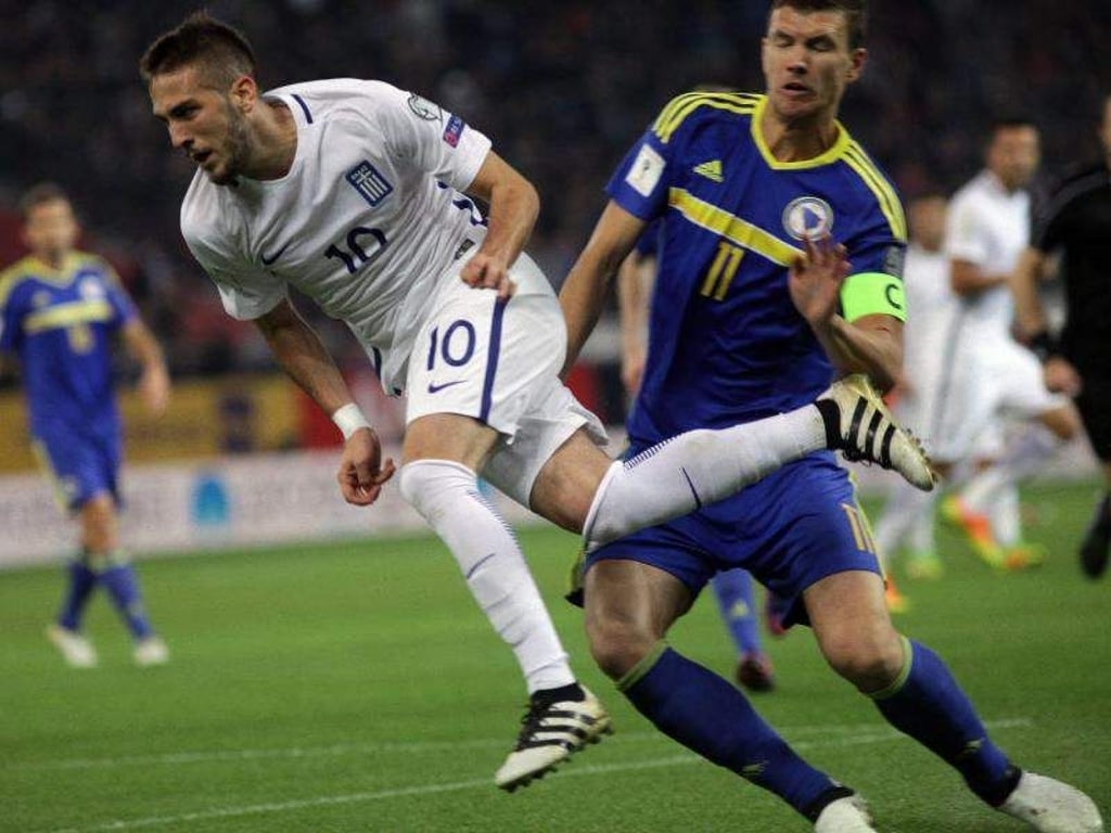 Edin Dzeko (r) fiel negativ auf. Foto: Panagiotis Moschandreou