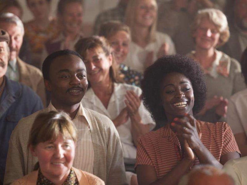 In ihrer neuen Heimat haben der Arzt Seyolo Zantoko (Marc Zinga) und seine Frau Anne (Aissa Maiga) nicht nur Spaß. Foto: Prokino