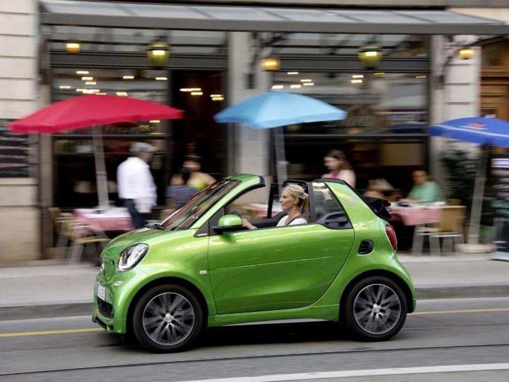 Ein Fall für zwei: Der eleltrische Smart Fortwo kommt mit einer Akkuladung maximal 160 Kilometer. Foto: Daimler AG