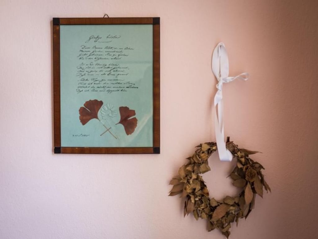 In dem Gedicht Gingo Biloba, das im Original im Häuschen zu betrachten ist, verarbeitet Goethe die amouröse Beziehung zu Marianne von Willemer. Foto: Frank Rumpenhorst